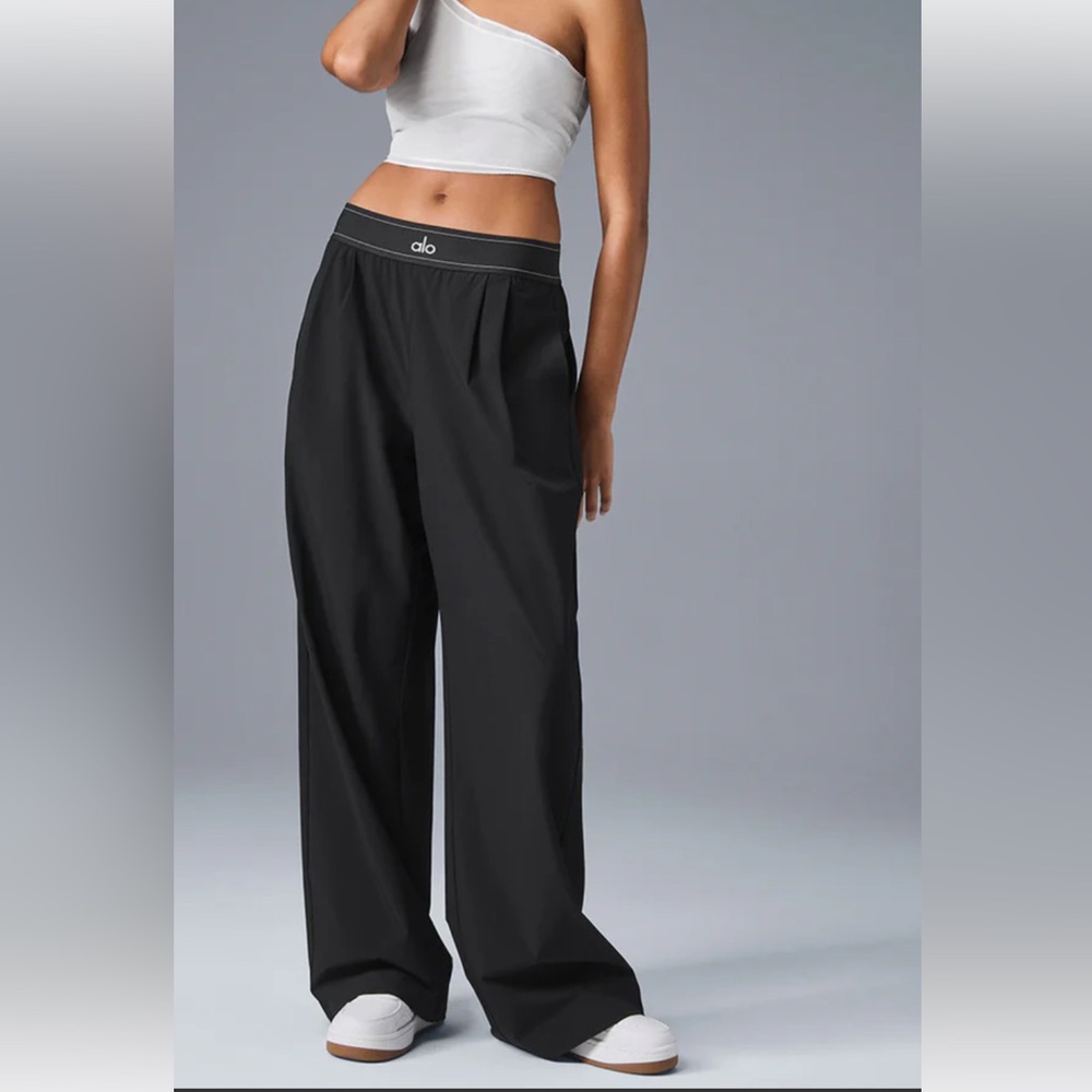 ALO Yoga BLUE  Suit Up Trousers we cut the size marker but we never wore this .